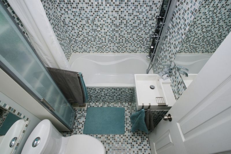 small bathroom renovation design with toilet sink, bathtub