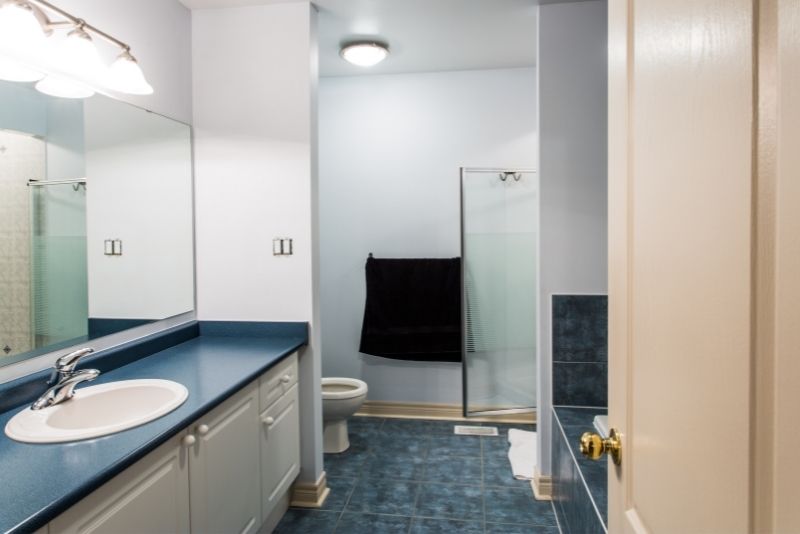 A blue and white ensuite bathroom bathroom